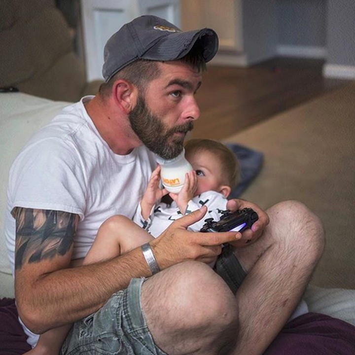 <p>Multitasking dad. Meski sedang mengasuh si kecil, hobi main game tetap jalan terus. He-he-he. (Foto: Instagram/@picturesbygg)  </p>