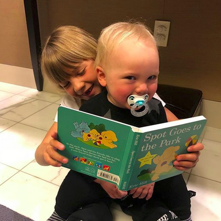 <p> Wah, Kakak Willow bakal membacakan Adik Jameson cerita apa ya? (Foto: Instagram/ @hartluck)  </p>