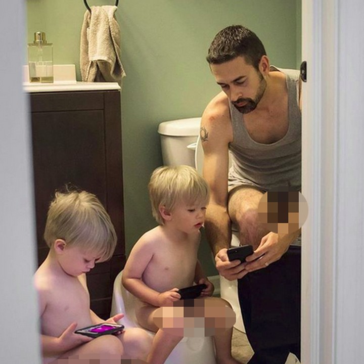 <p>Ayah rela melakukan apapun demi suksesnya toilet training sang buah hati. (Foto: Instagram/@picturesbygg)  </p>