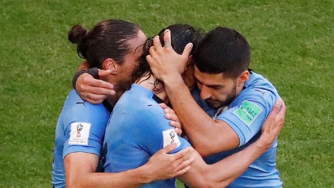 FOTO: Suarez-Cavani Bawa Uruguay Jadi Juara Grup