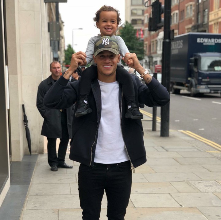 <p>Maria senang banget digendong di punggung sama ayahnya. (Foto: Instagram/phil.coutinho)</p>