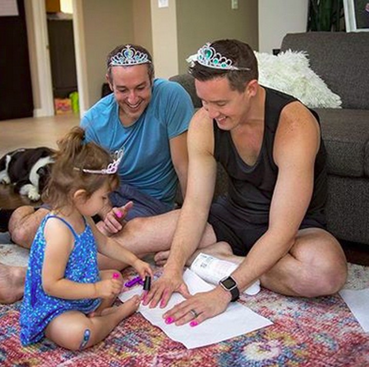 <p>Jadi klien manicure si kecil? Ayah mau kok, Nak. (Foto: Instagram/@picturesbygg)  </p>