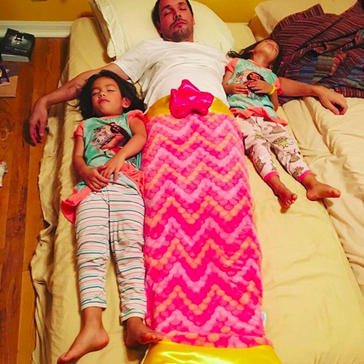 <p>Kok ayah pakai ekor mermaid kayak gini? Kalau demi anak-anak, kenapa nggak? (Foto: Instagram/ @stillgrowingmom)  </p>