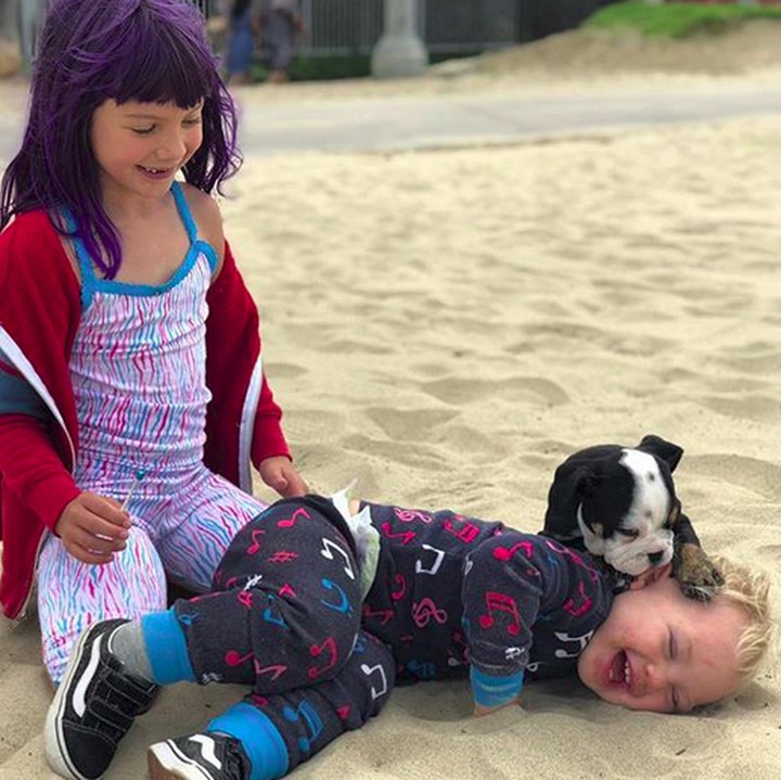 <p>Hati adem banget deh saat melihat kakak dan adik seperti Willow dan Jameson bisa tertawa bareng kayak gini. (Foto: Instagram/ @hartluck)  </p>