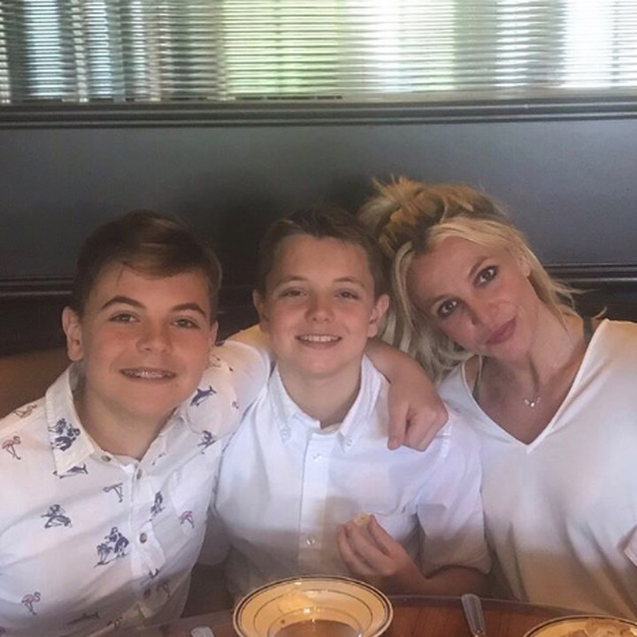 <p>Diva pop Hollywood ini dekat banget dengan kedua putranya, Sean Preston Federline dan Jayden James Federline. (Foto: Instagram @britneyspears)</p>