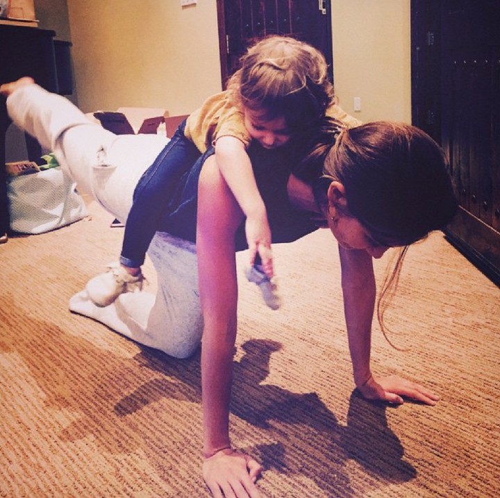 <p>Dixie mau olahraga atau nyender pada Bunda nih? He-he-he. (Foto: Instagram/lilyaldridge)</p>