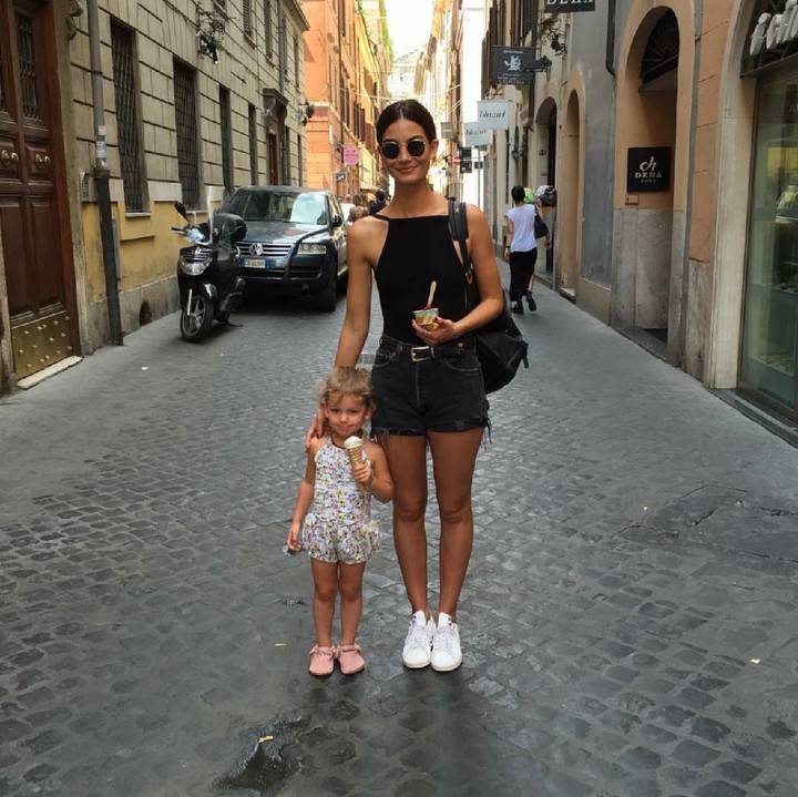 <p>Walau sibuk keliling dunia untuk bekerja, Lily tetap menyempatkan menghabiskan waktunya bersama Dixie. Salah satunya dengan berlibur bersama. (Foto: Instagram/lilyaldridge)</p>