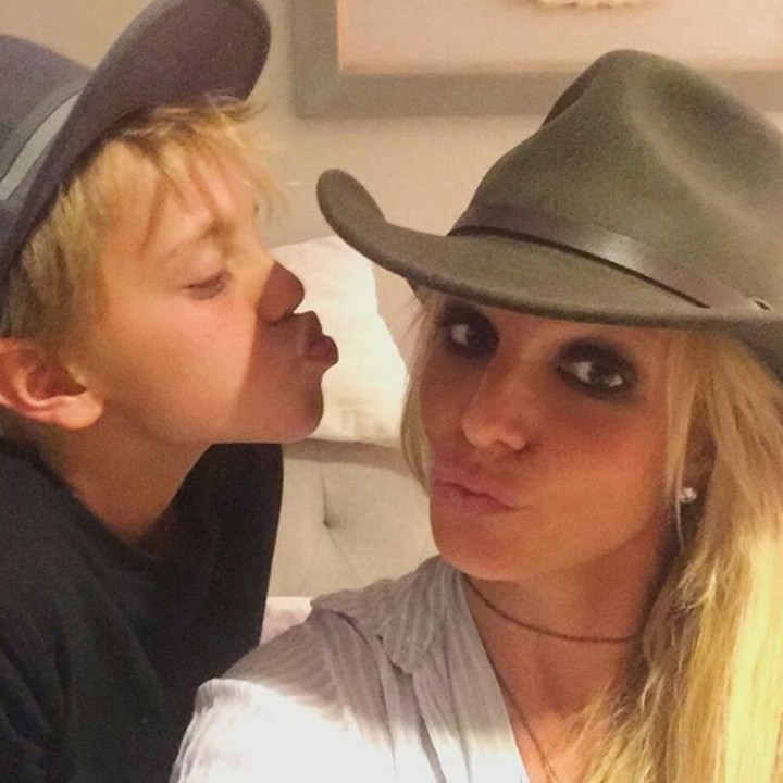 <p>Muah! Senangnya Bunda Britney dapat ciuman sayang dari Jayden. (Foto: Instagram @britneyspears</p>
