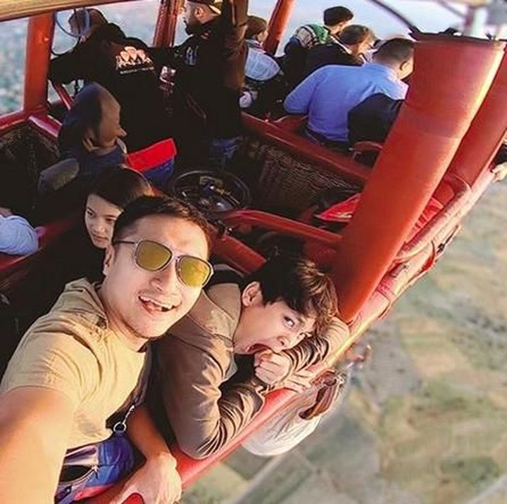 <p>Serunya naik balon udara di Cappadocia, Turki. (Foto: Instagram @ariekuntung)<br /><br /></p>