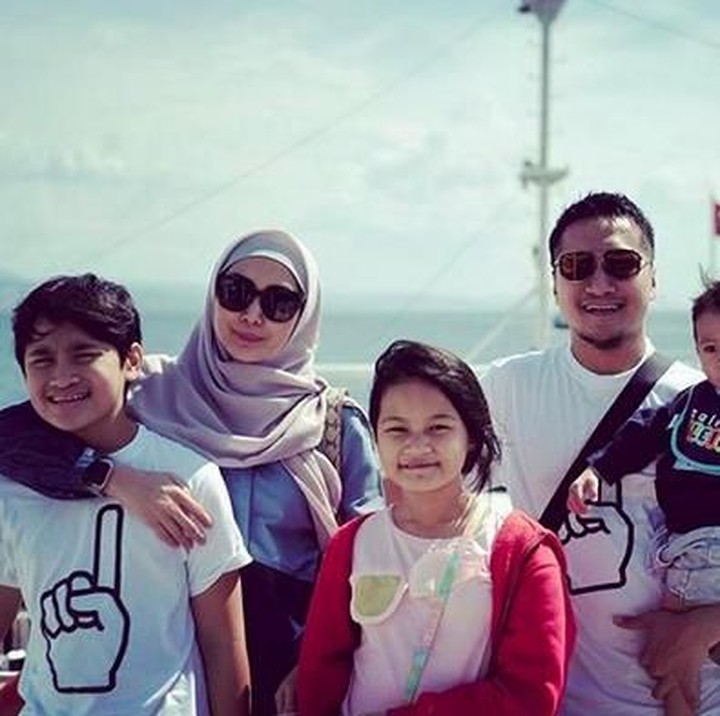 <p>Lihat deh kecenya mereka saat berada di kapal untuk menyeberang ke tempat kekinian di Turki yakni Troya. (Foto: Instagram @fenitaarie)<br /><br /></p>