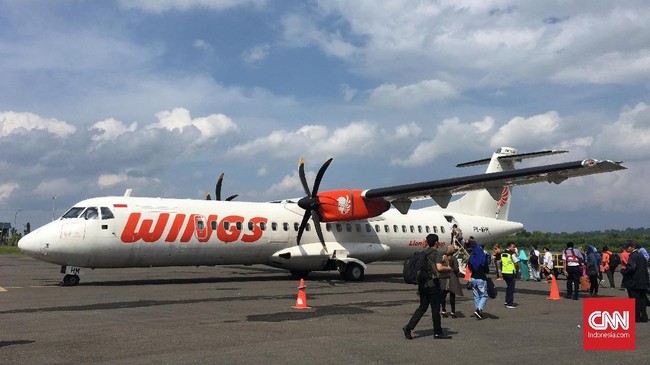 Sejumlah penumpang menaiki pesawat wings air ATR 72-600 tujuan Makassar di Bandara Udara H. Aroeppala, Kabupaten Selayar, Sulawesi Selatan, Selasa, 26 Juni 2018. CNNIndonesia/Safir Makki