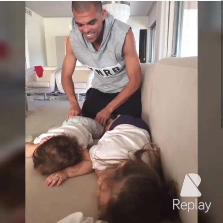 <p>Ayah Pepe sedang bercanda dengan buah hatinya nih. (Foto: Instagram @official_pepe)</p>