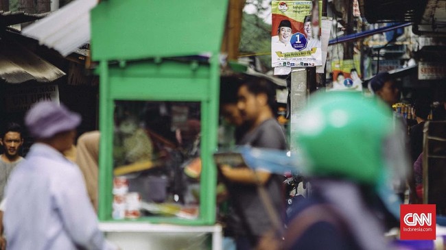 Komisioner Bawaslu DKI Jakarta Puadi mengatakan pihaknya telah menurunkan 1.039 alat peraga kampanye sejak 23 September 2018, karena tak sesuai ketentuan.