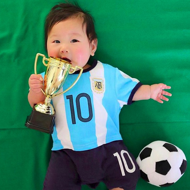 <p>Eh, ada Messi cilik nih. Hi-hi-hi. (Foto: Instagram/ @little.pandababy)  </p>