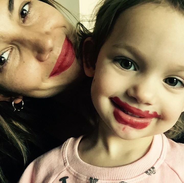 <p>Menggemaskan banget sih Dixie pakai bibir merah, nggak mau kalah sama Bunda ya? He-he-he. (Foto: Instagram/lilyaldridge)</p>