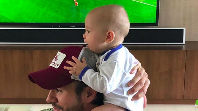 Tawa geli anak-anak yang menggemaskan bisa muncul saat bercanda dengan orang tuanya. Seperti tawa putri Enrique Iglesias nih, Bun.