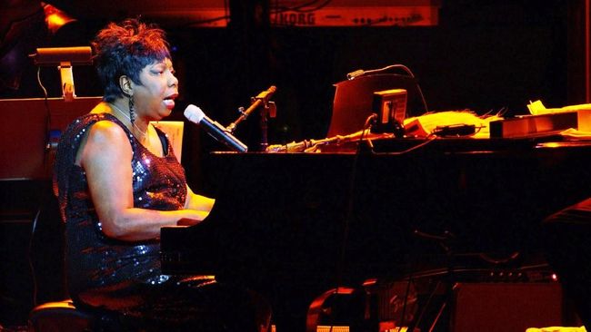 Dari dalam rumah itu Nina Simone pertama kali belajar memainkan piano saat masih berusia tiga tahun.