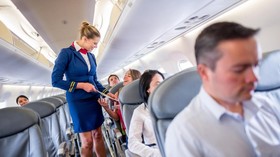 Pramugari Beri Tips ke Penumpang Pesawat Atasi Takut Saat Turbulensi
