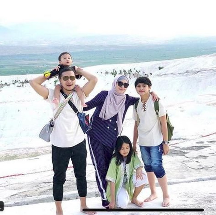 <p>Seperti liburan di Turki memberi kesan tersendiri, sehingga keluarga ini berencana datang ke sini lagi lho, Bun. Hi-hi, mau ikut dong... (Foto: Instagram @ariekuntung)<br /><br /></p>
