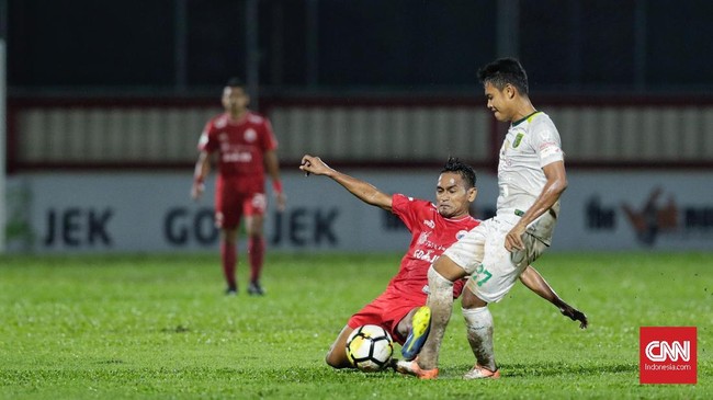 Persebaya Surabaya unggul 2-0 atas Persija Jakarta hingga turun minum dalam lanjutan Liga 1 2018 pekan ke-29 berkat gol Fandi Eko Utomo dan Oktafianus Fernando.