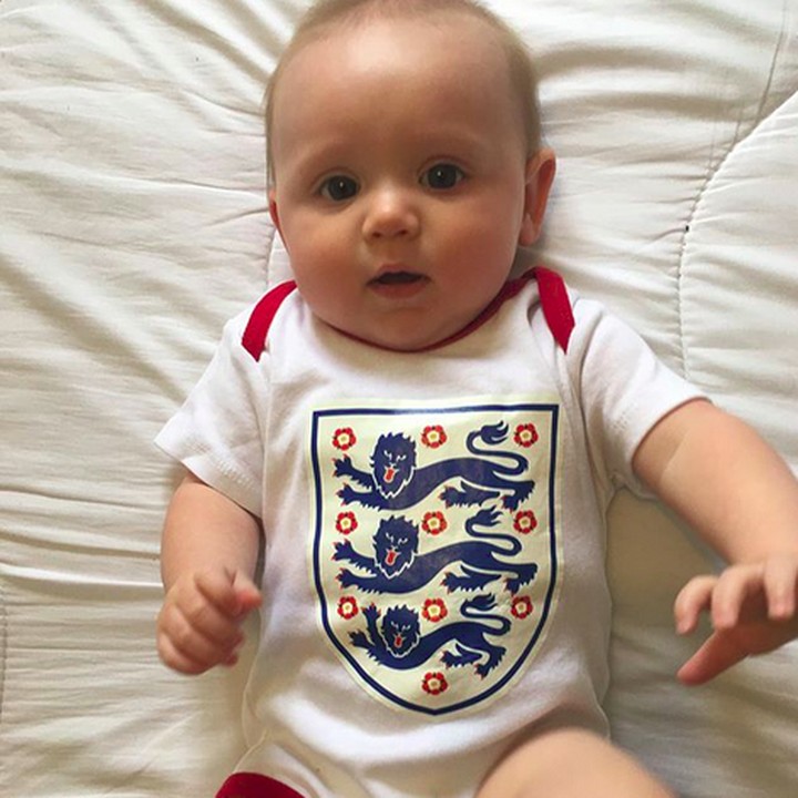 <p>Dengan jumper 'Three Lions'-nya, bayi ini udah siap tampil mendukung Timnas Inggris. (Foto: Instagram/ @babyolivesoutfits)</p>