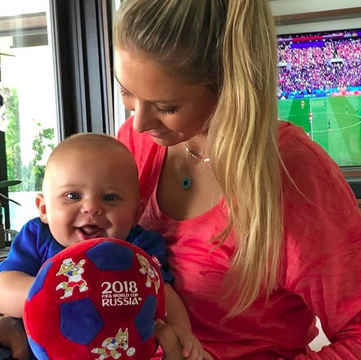 <p>Wah, tim sepakbola Rusia bakal semangat kalau suporternya menggemaskan kayak gini. He-he-he. (Foto: Instagram/ @annakournikova)</p>