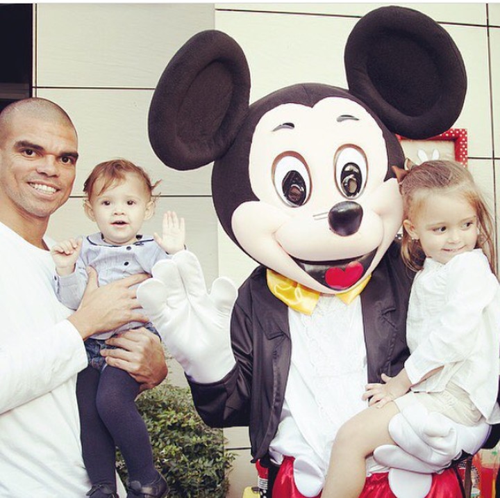 <p>Ini Pepe saat bersama istrinya, Ana Sofia Moreira, dan kedua putrinya. Happy! (Foto: Instagram @asofiamoreira3)</p>
