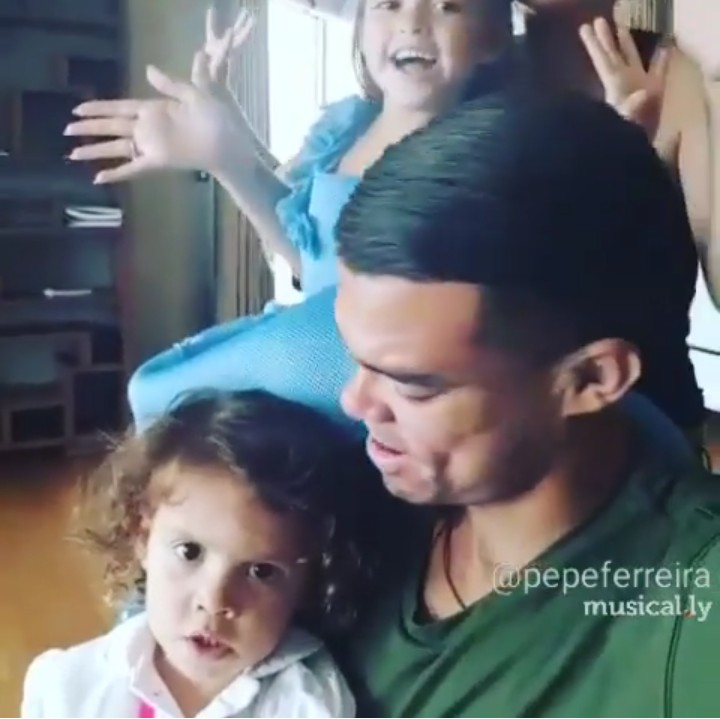 <p>Tuh lihat, Ayah Pepe memang sayang anak banget ya. (Foto: Instagram @official_pepe)</p>
