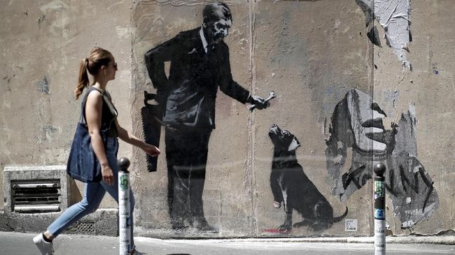 Seniman Inggris misterius, Banksy, telah merusak lukisannya sendiri setelah terjual lebih dari 1 juta poundsterling, Jumat (5/10). Siapakah sosok Banksy?