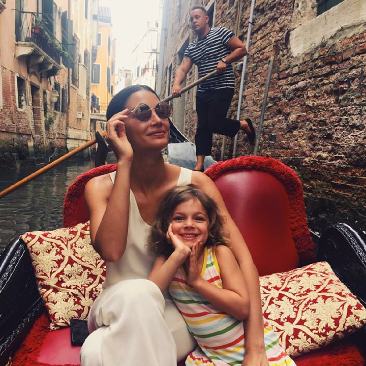 <p>Dixie happy banget ketika naik perahu sama Bunda Lily. (Foto: Instagram/lilyaldridge)</p>
