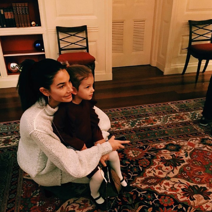 <p>Hayo tebak, ibu dan anak ini lagi melihat apa ya? (Foto: Instagram/lilyaldridge)</p>