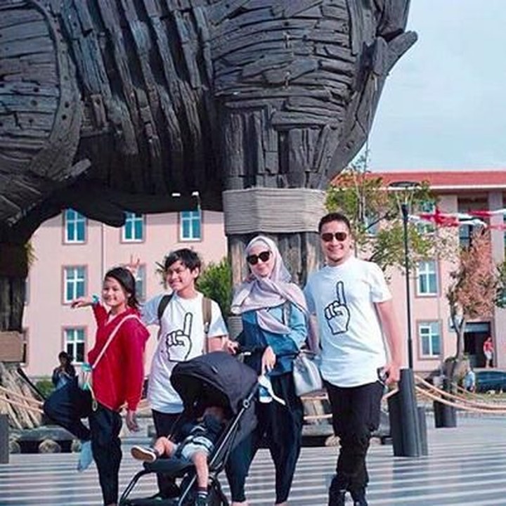 <p>Uhui! Kompak banget sih keluarga ini. (Foto: Instagram @fenitaarie)</p>