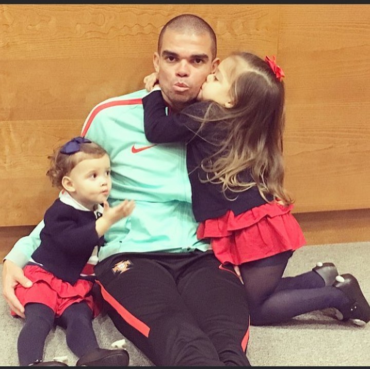 <p>Cup! Sayang banget sama ayah... (Foto: Instagram @asofiamoreira3)</p>