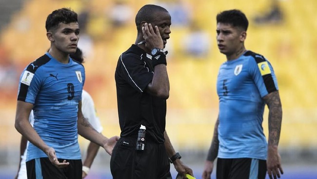 Aksi asisten wasit berlisensi FIFA Frank Komba saat melakukan isolasi diri pencegahan virus corona viral di media sosial.