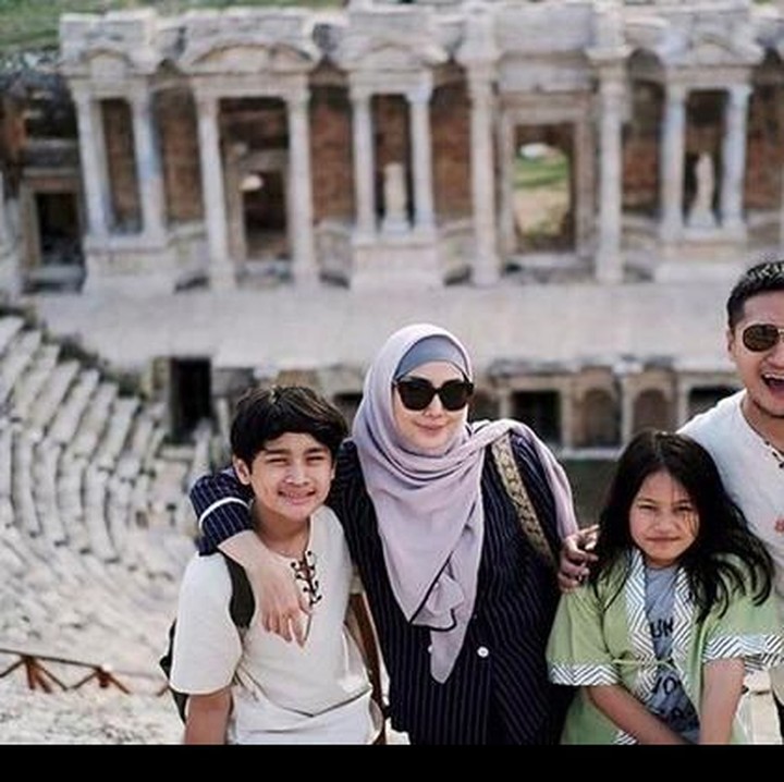 <p>Fenita dan Arie mengajak serta si bungsu, Mizbareta Yusuf Athalla. Tuh Athalla menggemaskan banget kan, he-he. (Foto: Instagram @ariekuntung)<br /><br /></p>