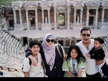Cara Arie Untung Bagi Waktu untuk Anak Selama Ramadhan