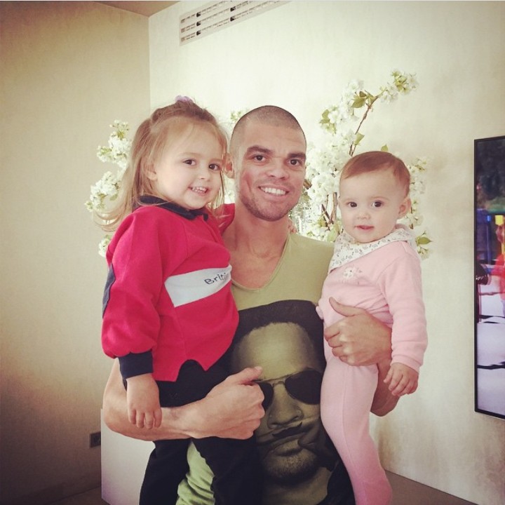 <p>Portugal sukses mengamankan tiket ke babak 16 besar Piala Dunia 2018 bersama salah satu pemain andalannya, Pepe. (Foto: Instagram @asofiamoreira3)</p>