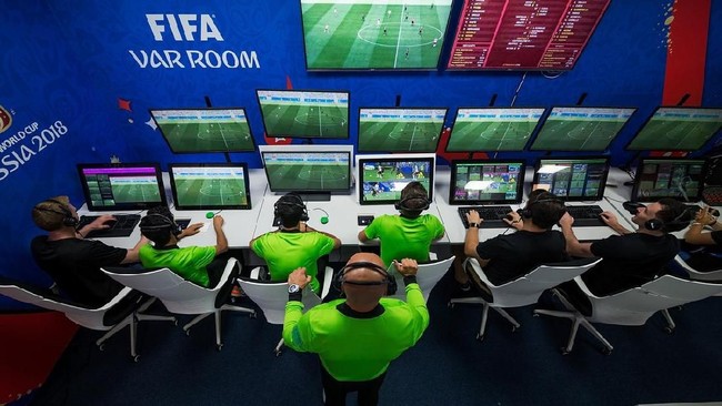 Badan Sepak Bola Eropa, UEFA, didesak untuk menerapkan asisten wasit video (VAR-video assistant referee) di Liga Champions dan Liga Europa musim depan.
