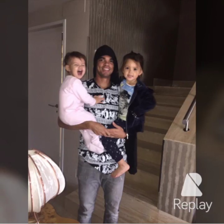 <p>Senang banget ya bisa main-main sama dua anak cantik ini. (Foto: Instagram @official_pepe)</p>