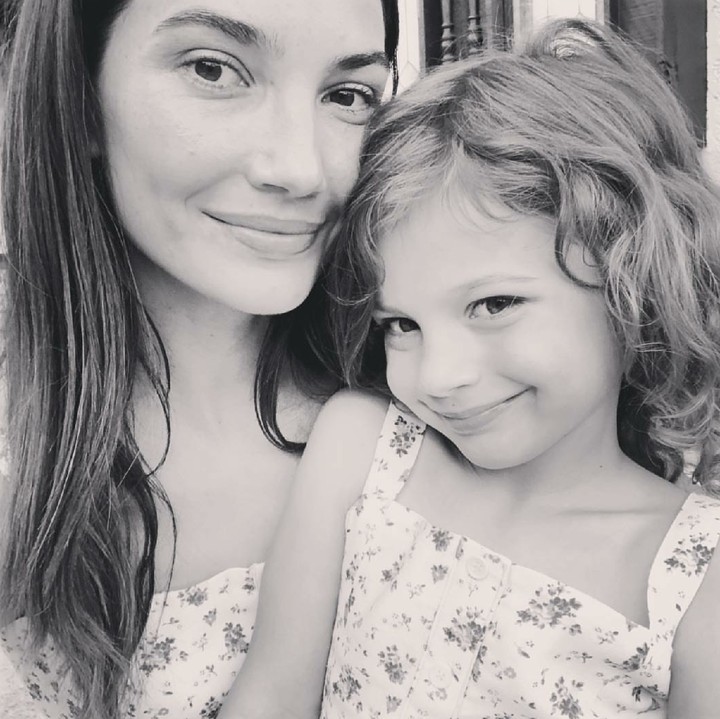 <p>Senyum ibu anak ini manis banget sih. (Foto: Instagram/lilyaldridge)</p>