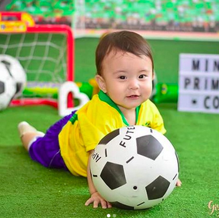 <p>Ditambah senyum manisnya, pendukung cilik Timnas Brasil ini tambah menggemaskan. (Foto: Instagram/ @chinesinhos)</p>