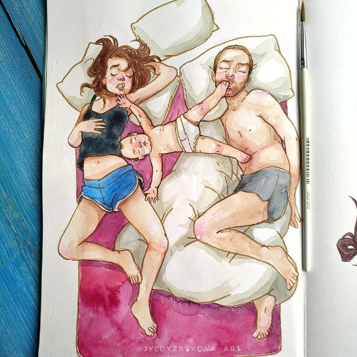 <p>Posisi tidur saat udah ada si kecil pun udah nggak keruan lagi ya, Bun. He-he. (Foto: Instagram/jyldyzbekova)</p>