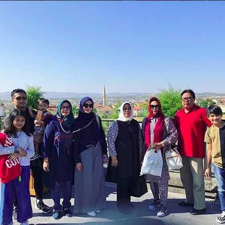 <p>Mereka membawa sebagian keluarganya. "Ini masih bagian kecil. Gimana kalo semuanya pada ikut pasti lebih seru lagi," tulis Fenita di Instagram-nya. (Foto: Instagram @fenitaarie)</p>