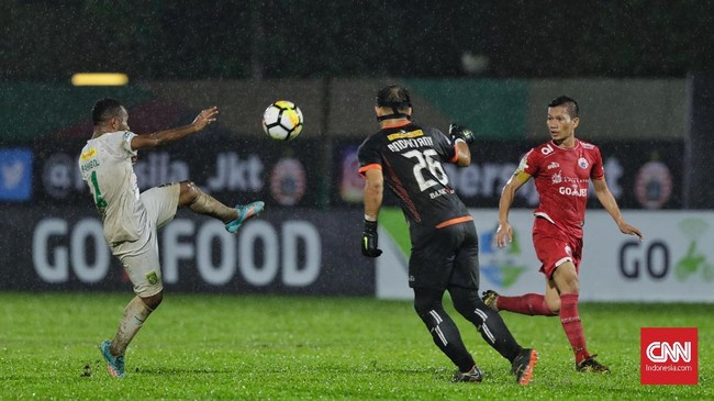 Persija Jakarta dengan Persebaya Surabaya berbagi angka setelah bermain imbang 1-1 di Stadion PTIK dalam lanjutan pertandingan Liga 1 2018, Selasa (26/6).