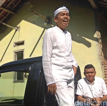 Digugat Cerai, Dedi Mulyadi Kepergok Mampir ke Warkop Plus Plus