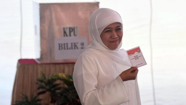 Kiai 'Luar' dan 'Arek' di Balik Keunggulan Khofifah Keberhasilan Khofifah meyakinkan pemuka agama yang tidak masuk kepengurusan NU dan memikat pemilih rasional membuat dia unggul dalam Pilgub Jatim 2018.