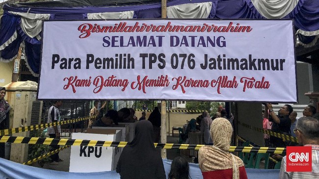 Warga yang merobek surat undangan pencoblosan sempat berselisih dengan petugas keamanan di TPS tempat cawagub Ahmad Syaikhu mencoblos.