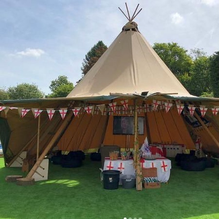 Katie Goodland, pasangan kapten timnas Inggris Harry Kane baru-baru ini menggelar pesta baby shower kehamilannya yang kedua. Tema baby shower-nya unik banget deh, Bun. (Foto: Instagram @katigoodersxx)