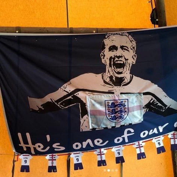 Spanduk yang memiliki gambar Harry Kane juga dipajang di area pesta. Hal ini dalam rangka mendukung dan menyemangat sang kapten Timnas. (Foto: Instagram @katigoodersxx)