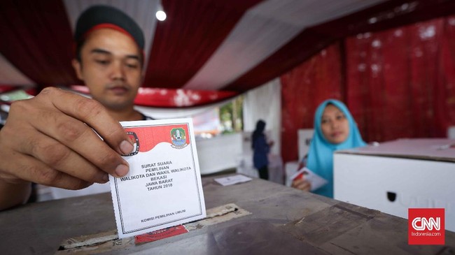 Warga mencoblos di Tempat Pemungutan Suara (TPS)  001 Kelurahan Pekayon Jaya, Kecamatan Bekasi Selatan, Bekasi,  Jawa Barat, Rabu, 27 Juni 2018. Warga Bekasi melakukan dua pemungutan suara secara serentak yaitu Pilkada Walikota Bekasi dan Pilkada Gubernur Jawa Barat. CNNIndonesia/Safir Makki